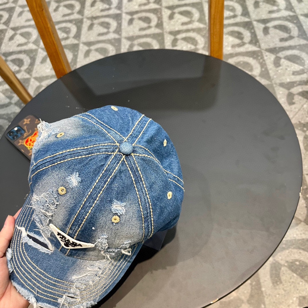  Pr@da 普拉达牛仔布倒三角棒球帽
星星洗水牛仔色，秀场同款，面料柔软舒适
百搭休闲款，闭眼入！