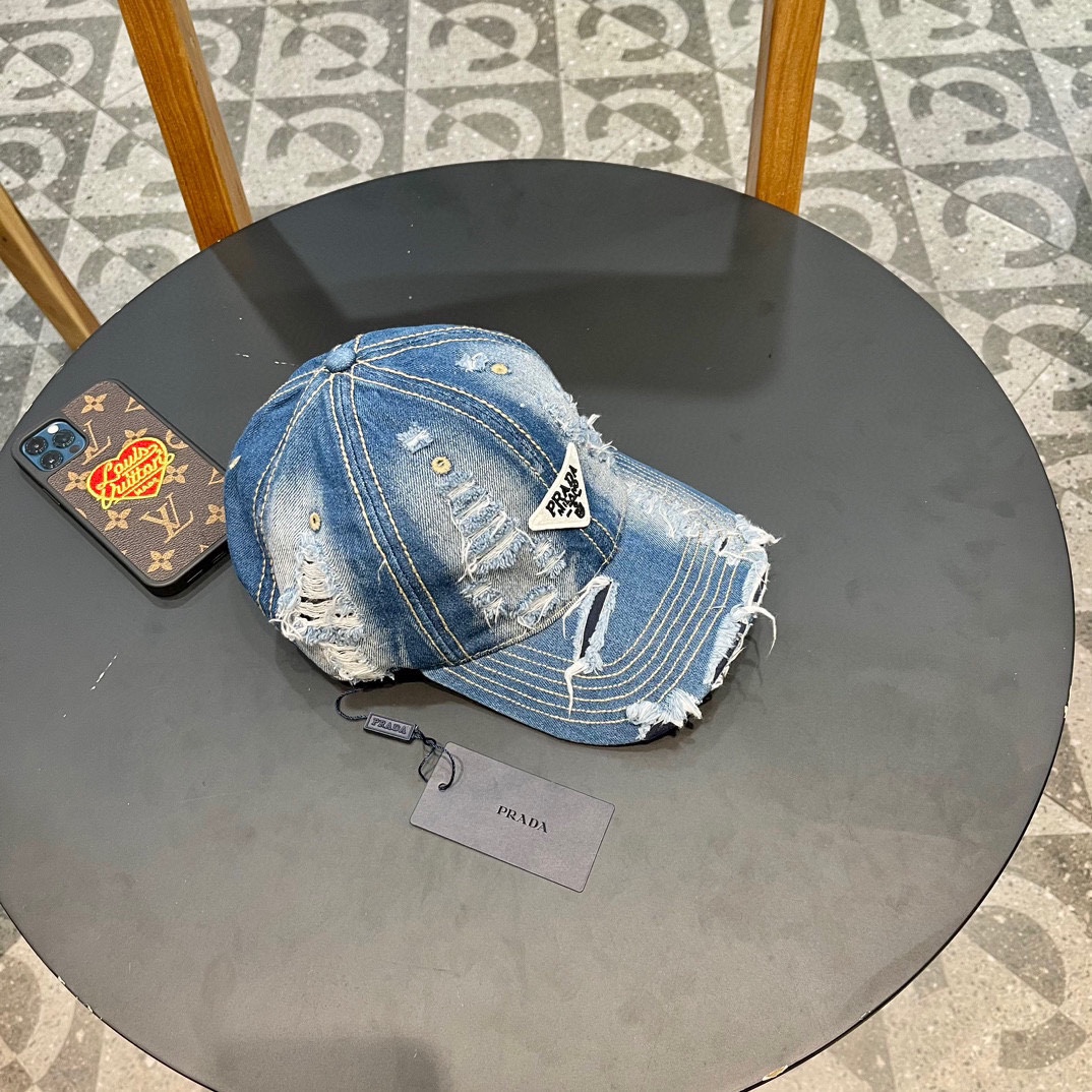  Pr@da 普拉达牛仔布倒三角棒球帽
星星洗水牛仔色，秀场同款，面料柔软舒适
百搭休闲款，闭眼入！