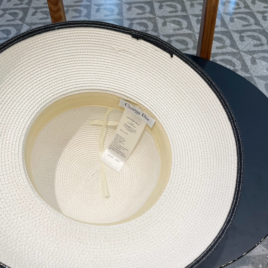  dior2025新款上架时尚草帽，超级流行的灯罩帽型，随便搭配都超好看！出门旅游，绝对要入手的一款