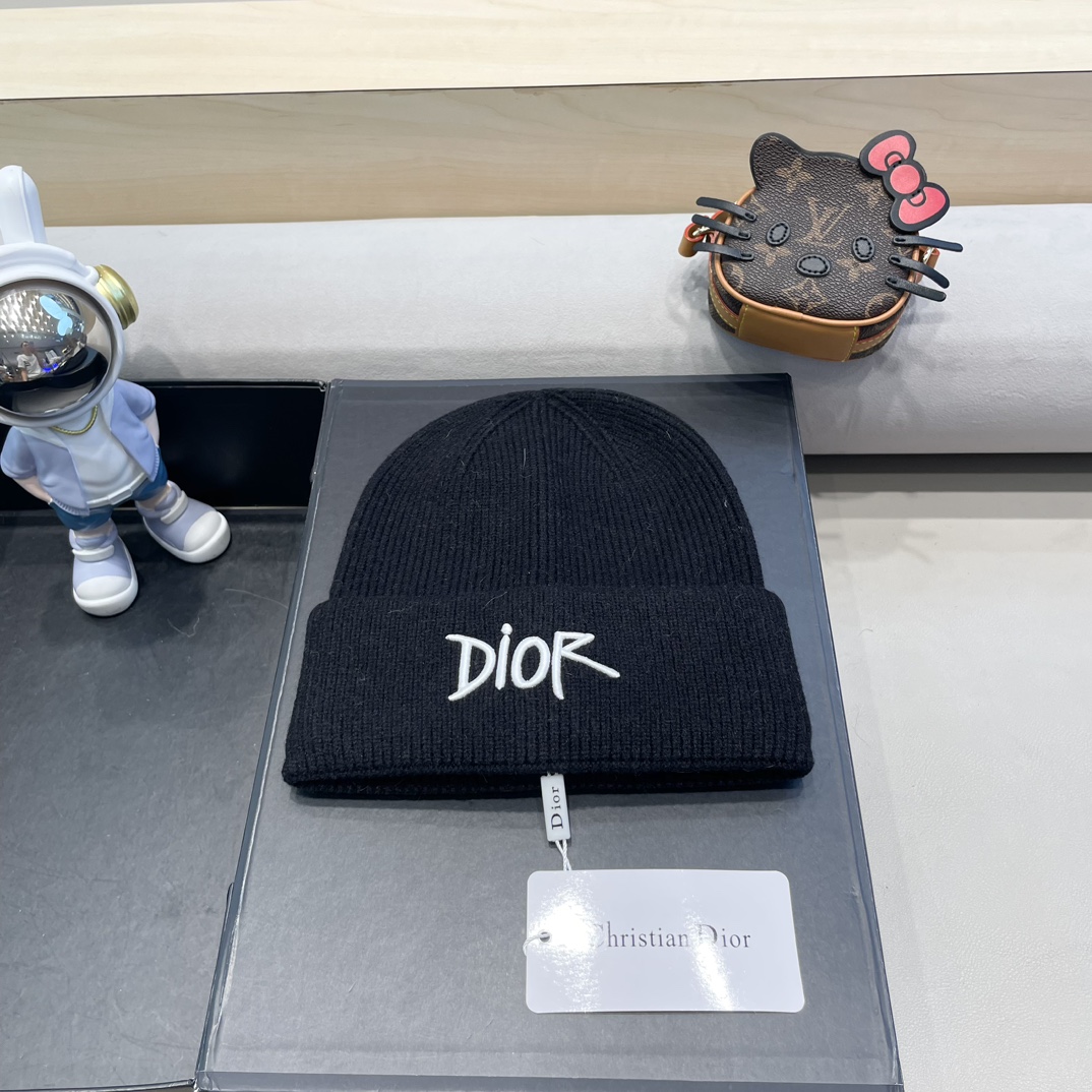DIOR迪奥棒球帽🧢万能必留款 戴一万年都好看 日常刚需 颜色完美 帽型正点 简直谁戴都好看🧐质量超赞👍 时尚百搭