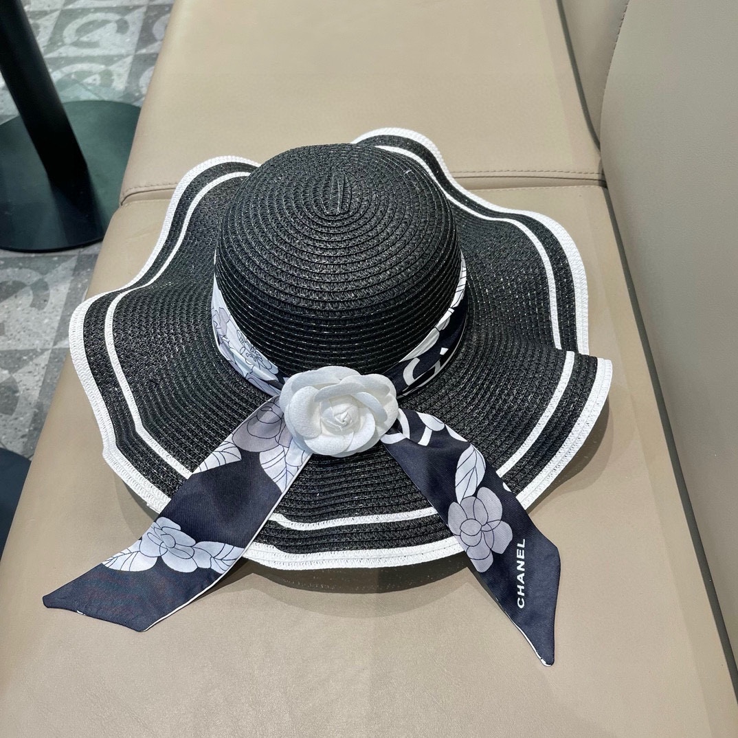  【Chanel香奈儿】2025新款山茶花拼色编织草帽，度假休闲必备，优雅大方的一款
