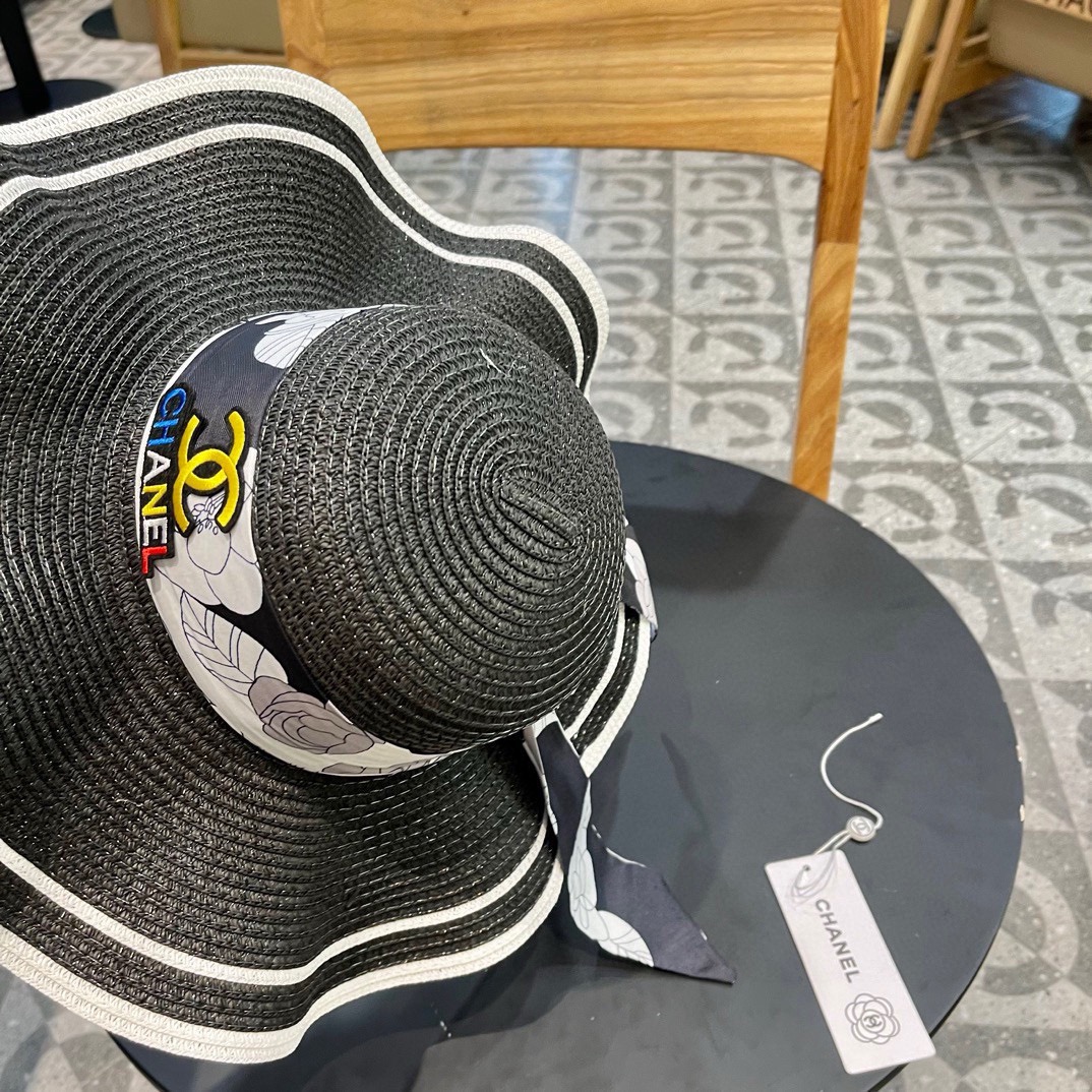  【Chanel香奈儿】2025新款山茶花拼色编织草帽，度假休闲必备，优雅大方的一款