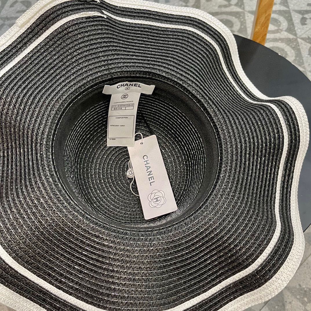  【Chanel香奈儿】2025新款山茶花拼色编织草帽，度假休闲必备，优雅大方的一款