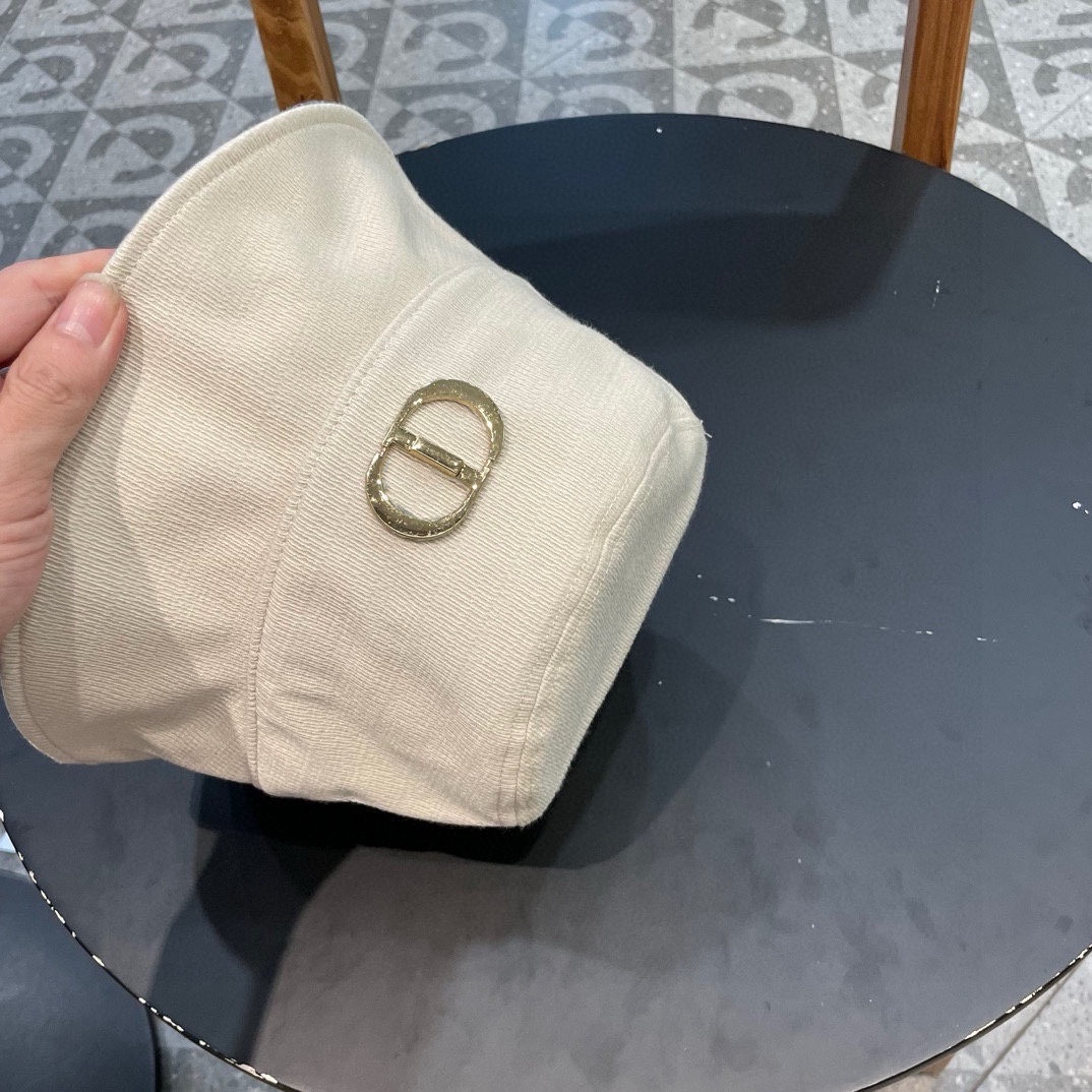 Dior(迪奥)新款渔夫帽， 精致純也格调很有感觉，很酷很时尚，专柜断货热门，质量超赞