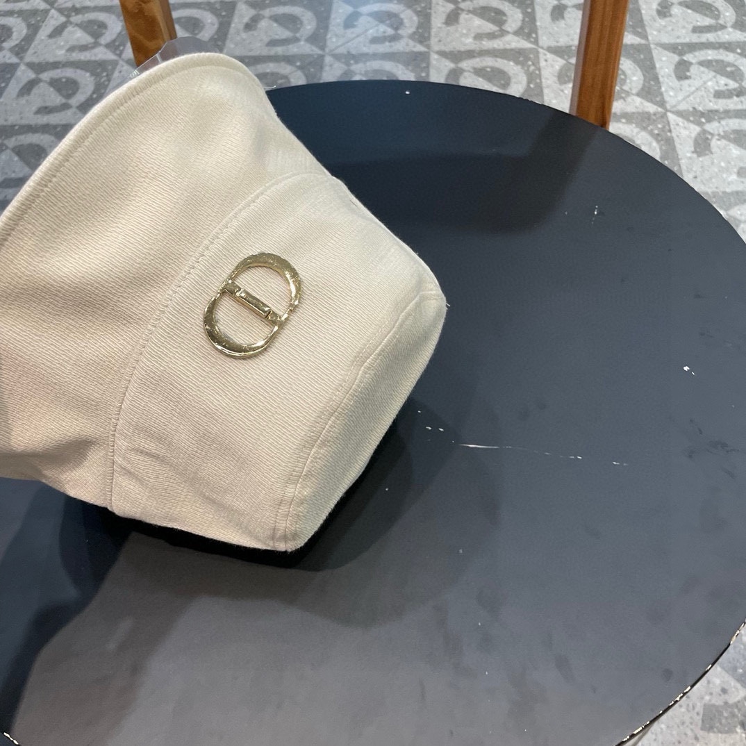 Dior(迪奥)新款渔夫帽， 精致純也格调很有感觉，很酷很时尚，专柜断货热门，质量超赞