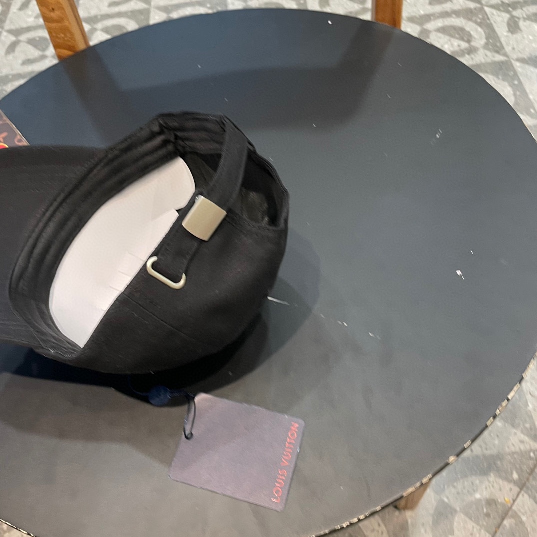 LV路易威登新款原单棒球帽， 暗纹印花，专柜1:1开模订制，原版牛津布料+头层牛皮，纯棉内里，轻盈透气！