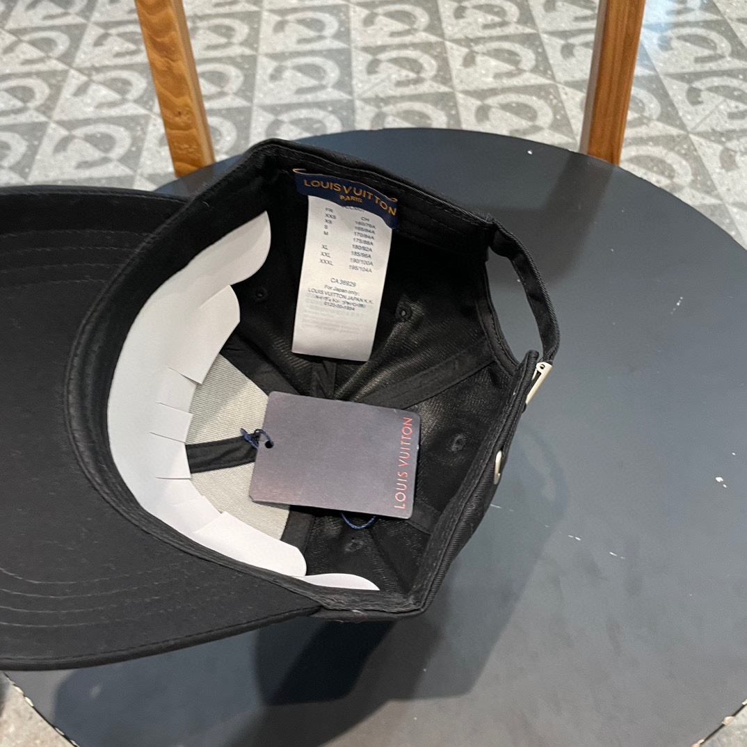 LV路易威登新款原单棒球帽， 暗纹印花，专柜1:1开模订制，原版牛津布料+头层牛皮，纯棉内里，轻盈透气！