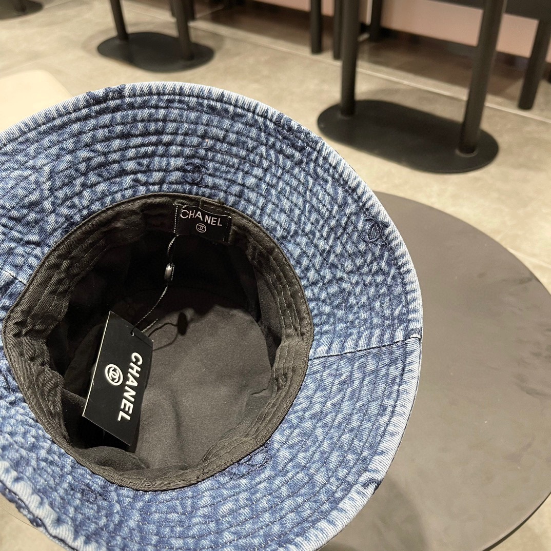 CHANEL香奈儿新款🆕牛仔蓝复古款渔夫帽🔸 节假日旅游带它出去美美哒❕ 中古款哟.这种帽子不容易撞款 