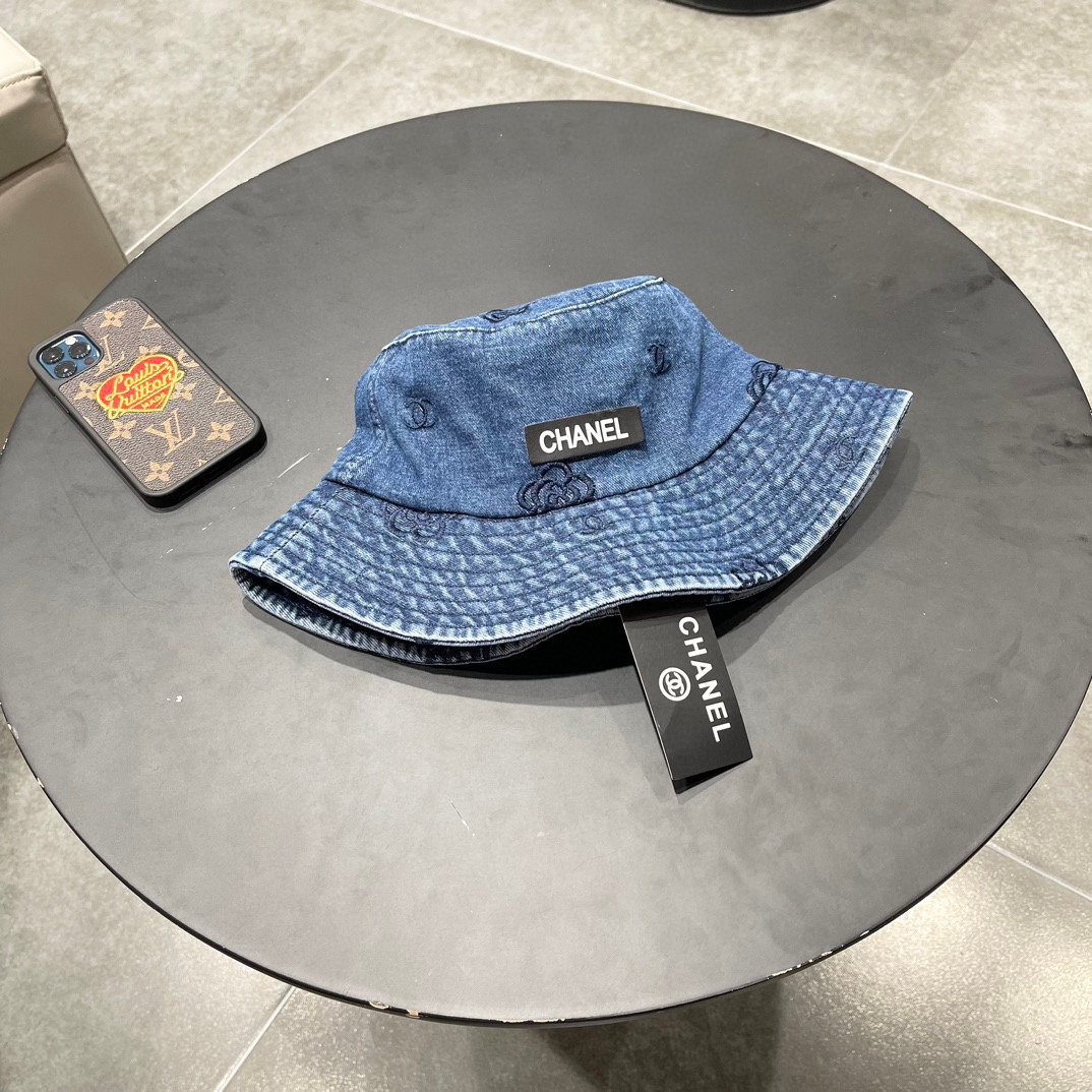 CHANEL香奈儿新款🆕牛仔蓝复古款渔夫帽🔸 节假日旅游带它出去美美哒❕ 中古款哟.这种帽子不容易撞款 