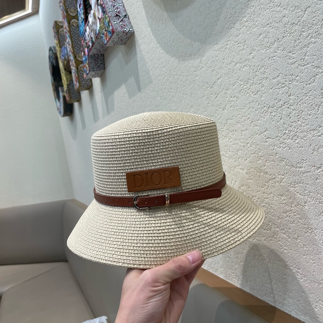    Dior迪奥新款草帽，高密度制作，一顶超级有品位的草帽了~出街首选！帽型超美腻颜色妥妥，轻便携带！