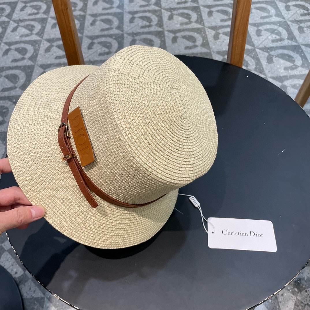    Dior迪奥新款草帽，高密度制作，一顶超级有品位的草帽了~出街首选！帽型超美腻颜色妥妥，轻便携带！