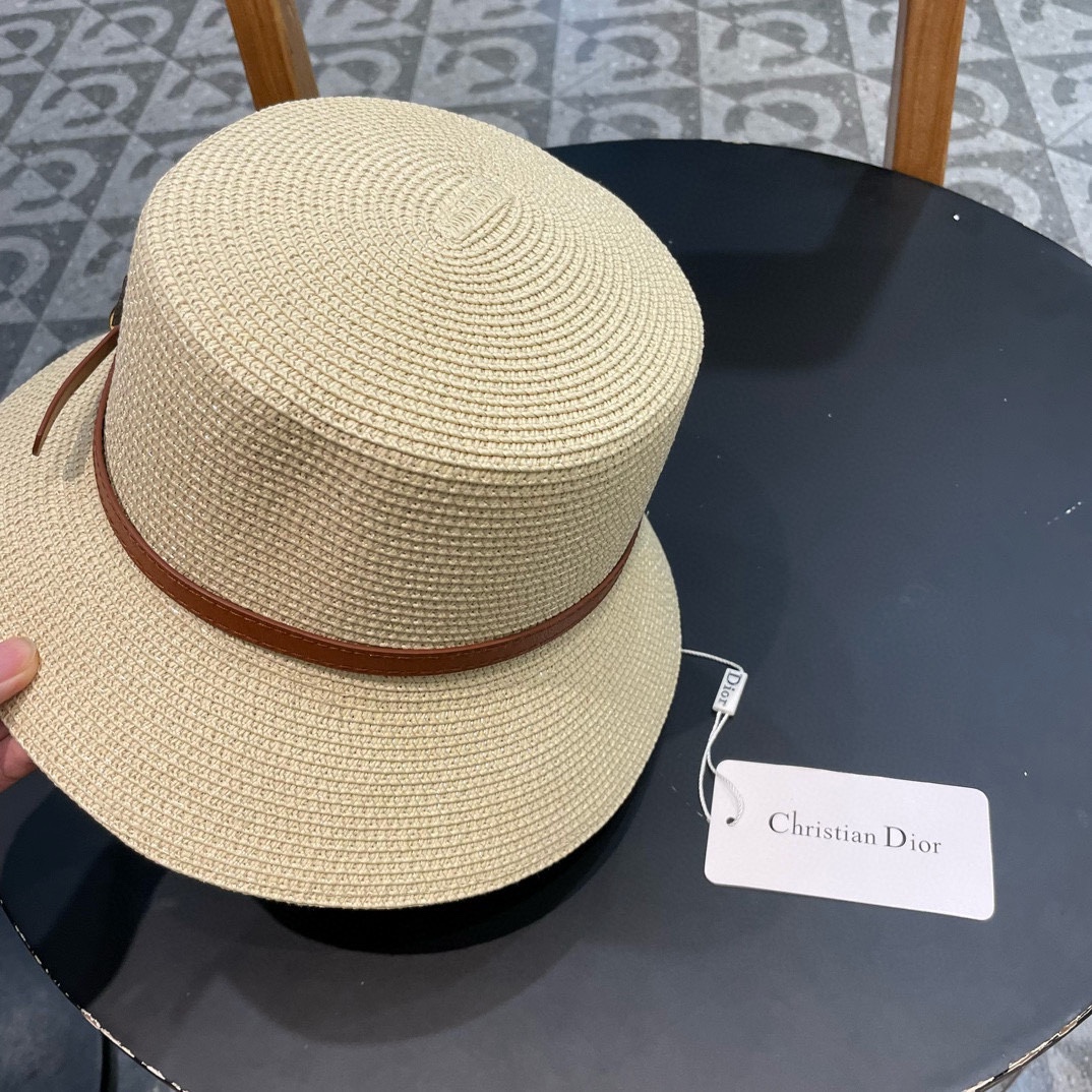    Dior迪奥新款草帽，高密度制作，一顶超级有品位的草帽了~出街首选！帽型超美腻颜色妥妥，轻便携带！