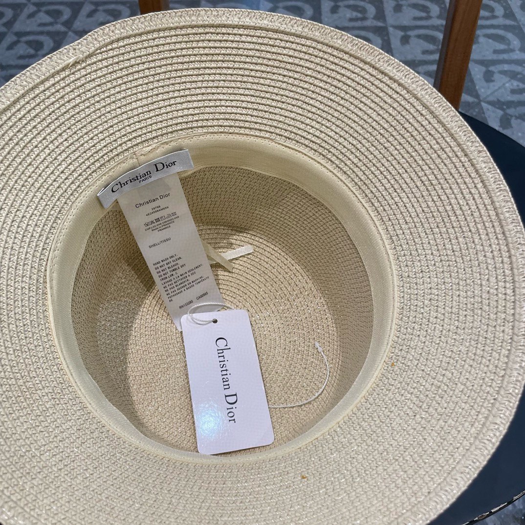    Dior迪奥新款草帽，高密度制作，一顶超级有品位的草帽了~出街首选！帽型超美腻颜色妥妥，轻便携带！