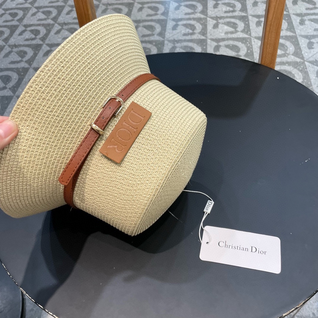    Dior迪奥新款草帽，高密度制作，一顶超级有品位的草帽了~出街首选！帽型超美腻颜色妥妥，轻便携带！