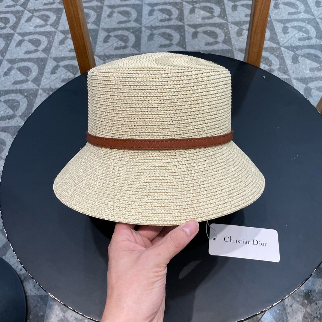    Dior迪奥新款草帽，高密度制作，一顶超级有品位的草帽了~出街首选！帽型超美腻颜色妥妥，轻便携带！