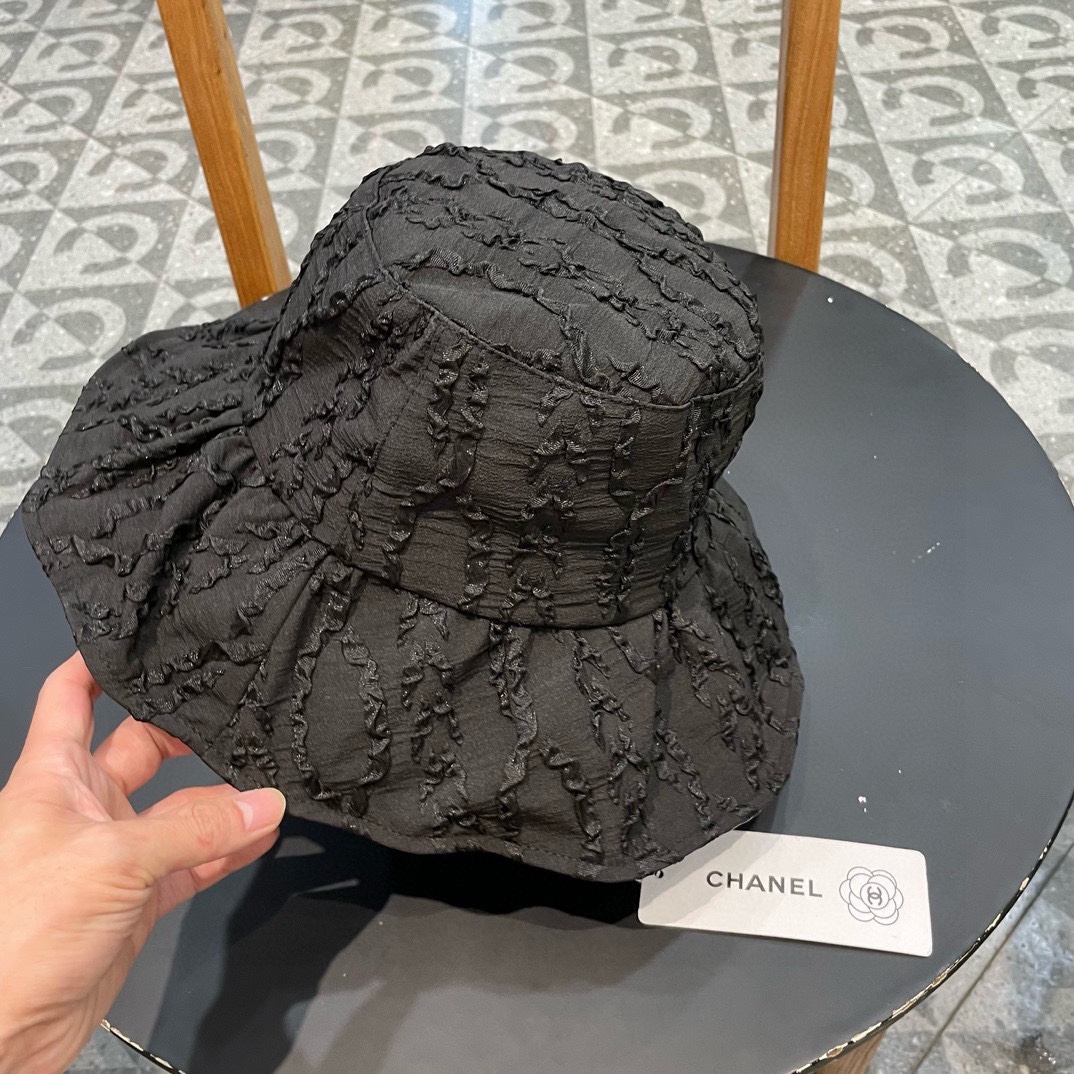   CHANEL香奈儿】新款大沿折叠款遮阳渔夫帽～简约大气
🔅小香风遮阳效果一绝、随意折叠都不会变形