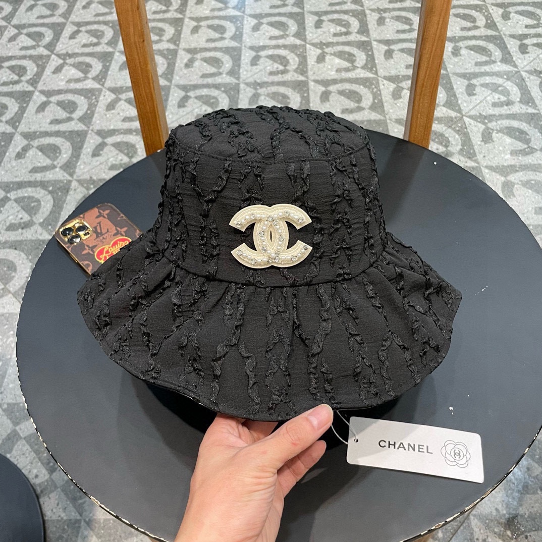   CHANEL香奈儿】新款大沿折叠款遮阳渔夫帽～简约大气
🔅小香风遮阳效果一绝、随意折叠都不会变形
