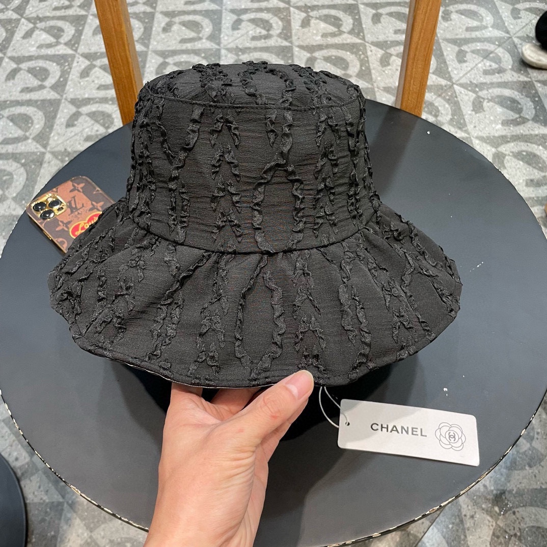   CHANEL香奈儿】新款大沿折叠款遮阳渔夫帽～简约大气
🔅小香风遮阳效果一绝、随意折叠都不会变形