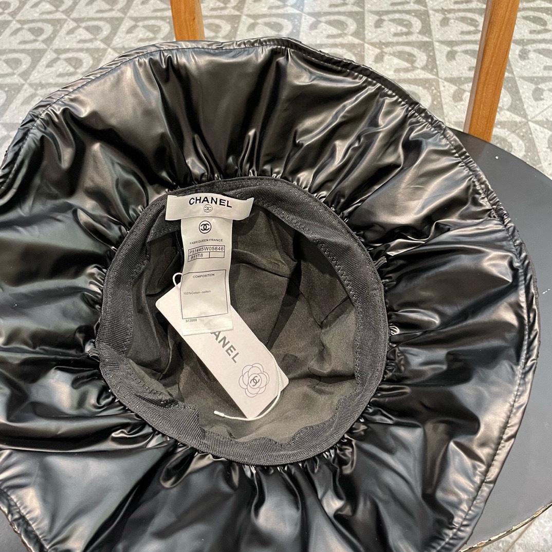   CHANEL香奈儿】新款大沿折叠款遮阳渔夫帽～简约大气
🔅小香风遮阳效果一绝、随意折叠都不会变形