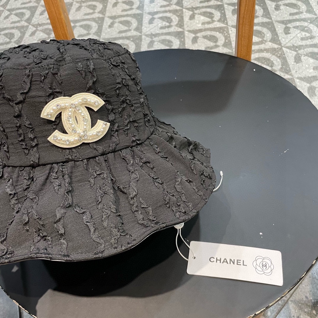   CHANEL香奈儿】新款大沿折叠款遮阳渔夫帽～简约大气
🔅小香风遮阳效果一绝、随意折叠都不会变形