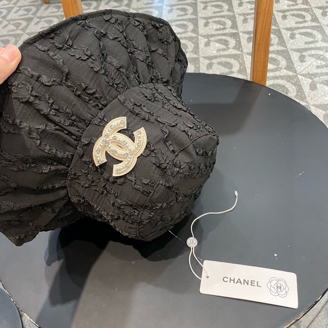   CHANEL香奈儿】新款大沿折叠款遮阳渔夫帽～简约大气
🔅小香风遮阳效果一绝、随意折叠都不会变形