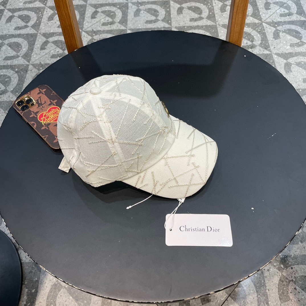   Dior迪奥新款老花字母棒球帽
超名媛 本季爆款！
材质100%棉
头围57cm