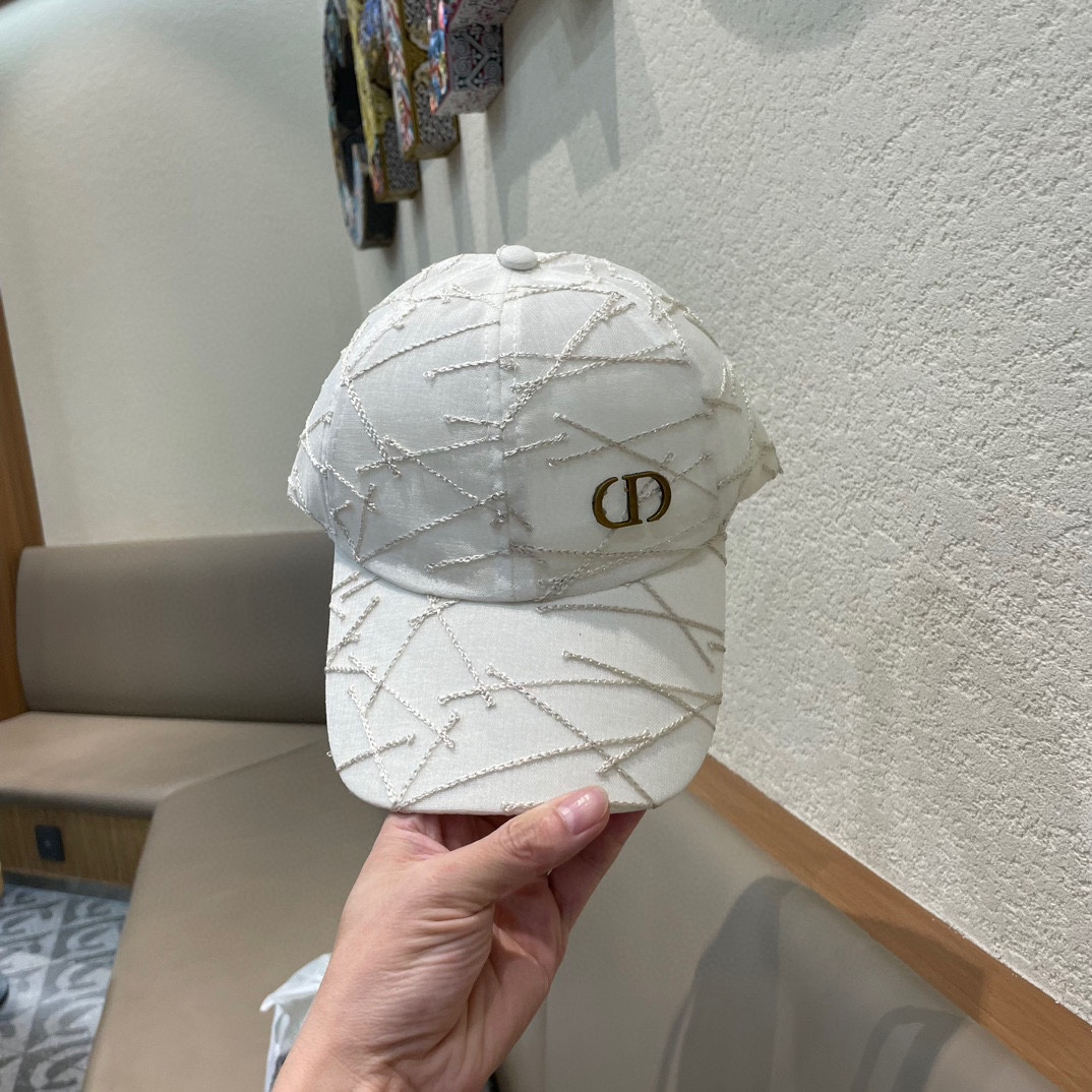  Dior迪奥新款老花字母棒球帽
超名媛 本季爆款！
材质100%棉
头围57cm