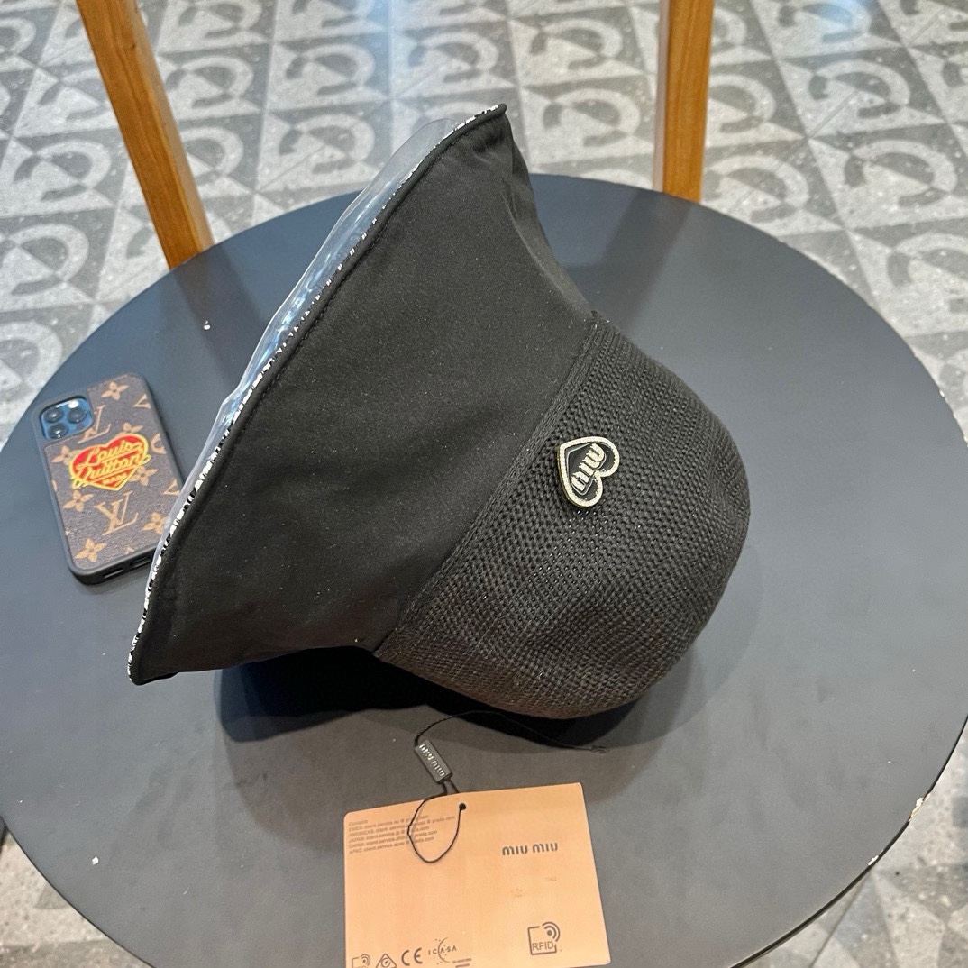  【MIUMIU缪缪】新款
拼接材质简约小桶帽渔夫帽，夏季出街单品
新款出街