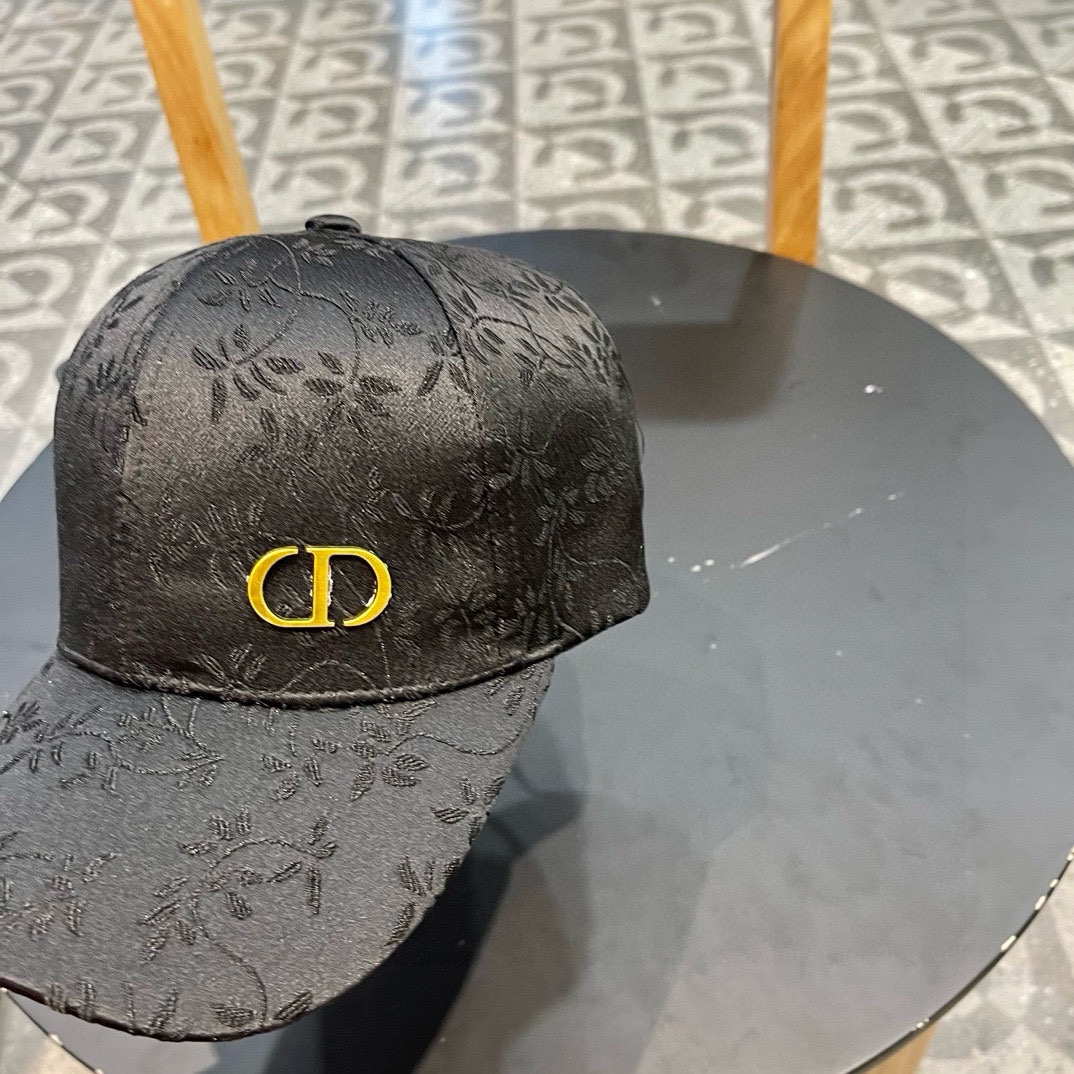 P105 Dior’s summer fashion baseball cap girl with a red-coloured bouquet of a gas net outside - 图片 5