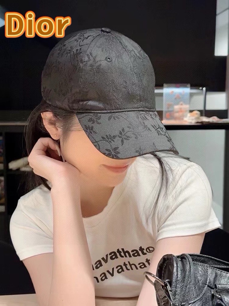 P105 Dior’s summer fashion baseball cap girl with a red-coloured bouquet of a gas net outside - 图片 1