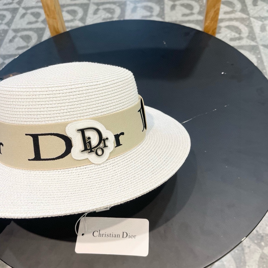 【DIOR迪奥】
新款大牌编织盆帽草帽  夏天海边首选～
新款材质编织而成～质感满分💯