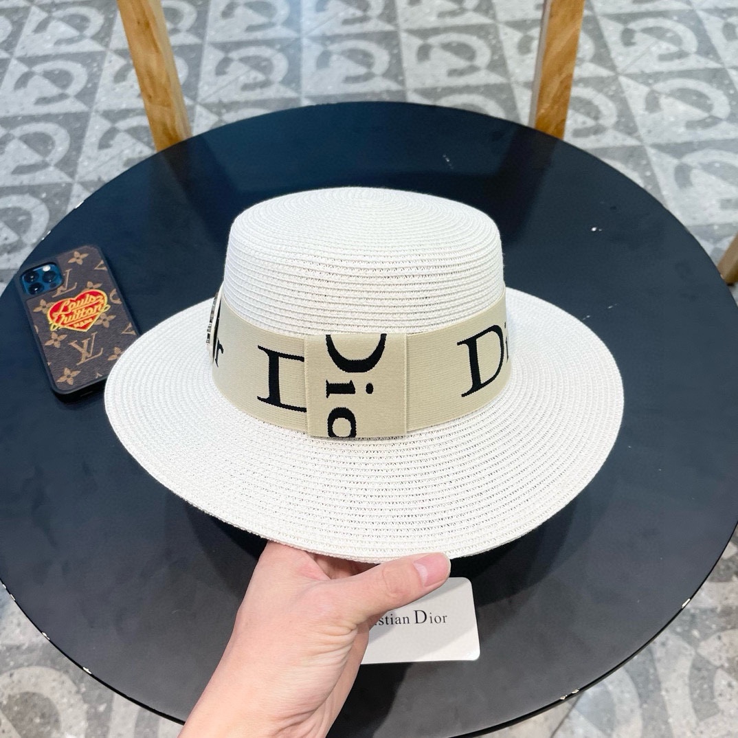  【DIOR迪奥】
新款大牌编织盆帽草帽  夏天海边首选～
新款材质编织而成～质感满分💯