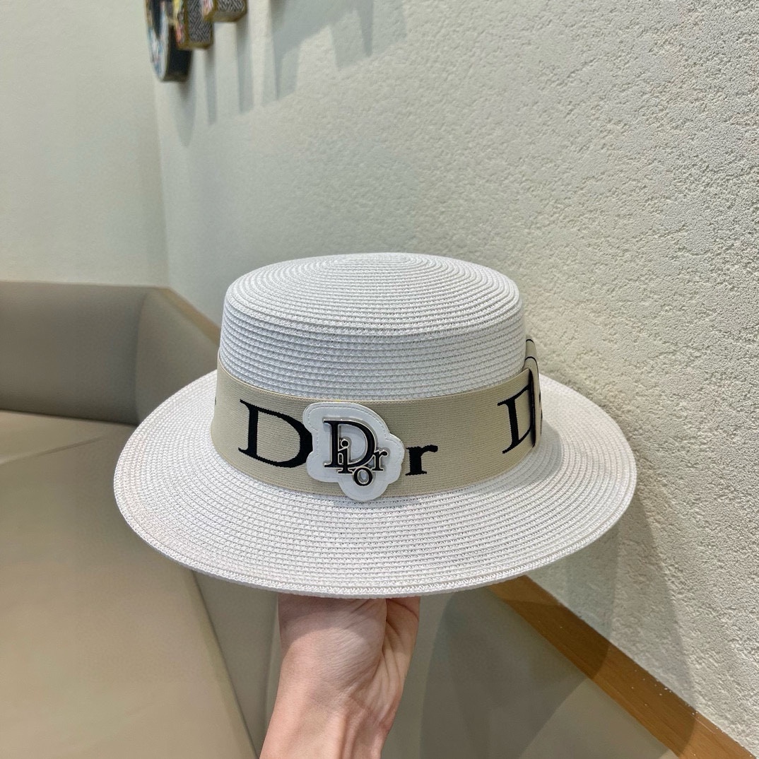  【DIOR迪奥】
新款大牌编织盆帽草帽  夏天海边首选～
新款材质编织而成～质感满分💯