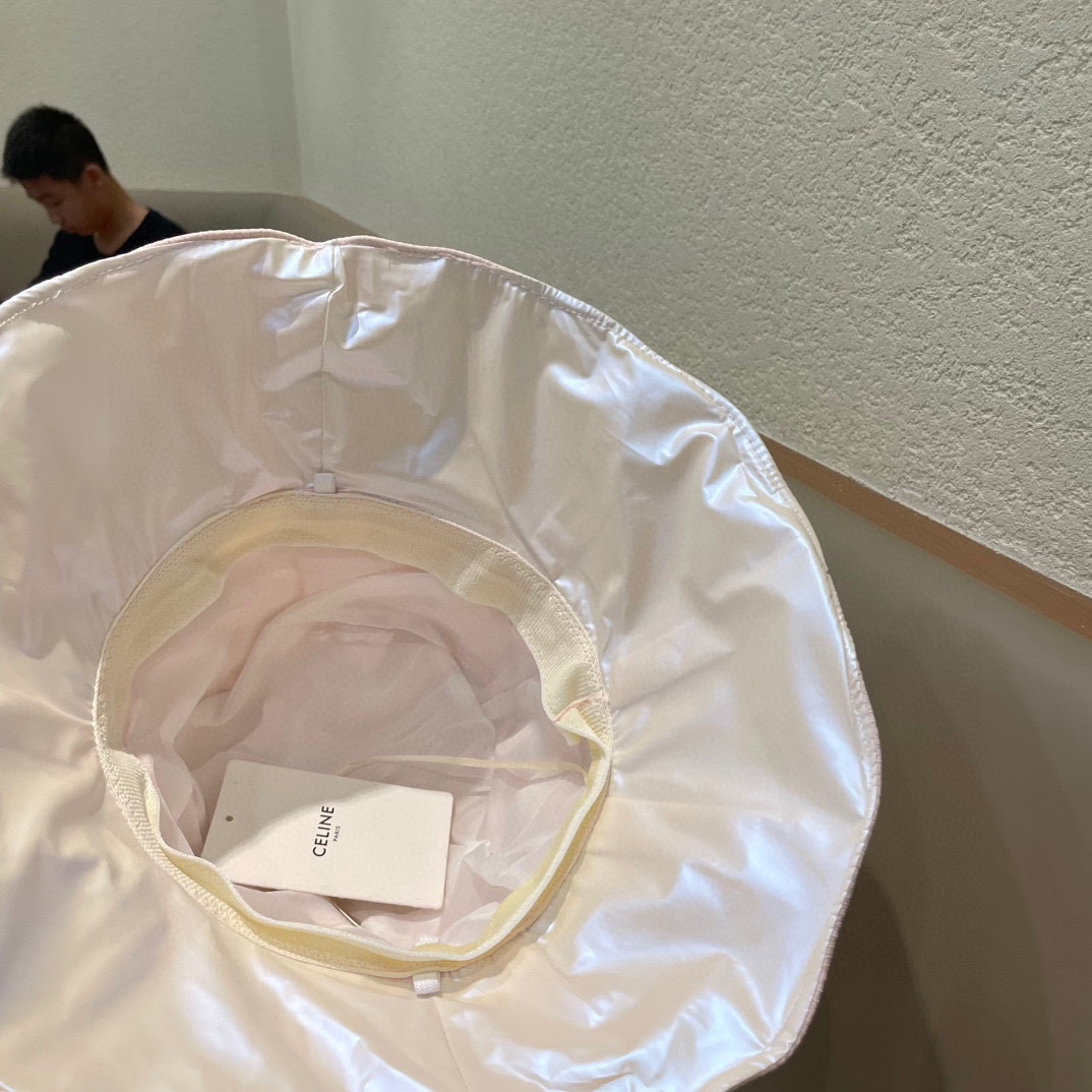 。CELINE塞琳春夏走秀爆款渔夫帽原版定制，简约时尚，搭配同色T恤简直不要太好看头围:56-58cm均