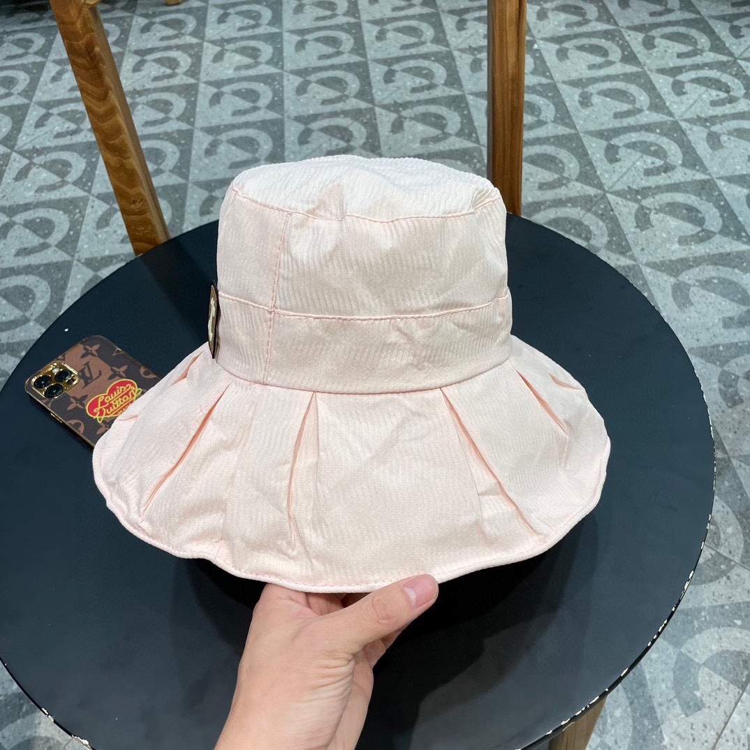 。CELINE塞琳春夏走秀爆款渔夫帽原版定制，简约时尚，搭配同色T恤简直不要太好看头围:56-58cm均