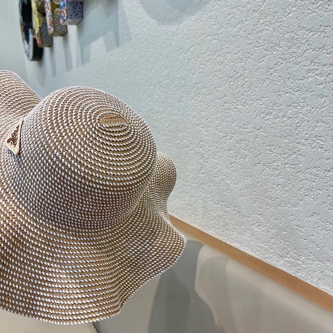   PRADA普拉达荷叶草帽， 重工设计简约百搭款，头围57cm