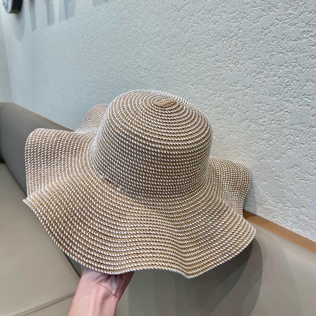   PRADA普拉达荷叶草帽， 重工设计简约百搭款，头围57cm