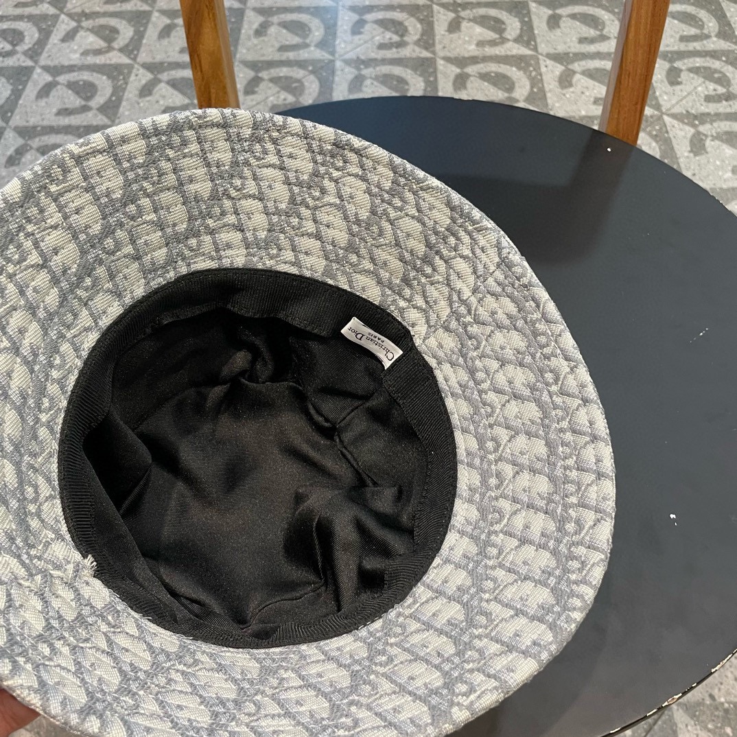  👒迪奥Dior👒 😍官网最新满印迪奥logo渔夫帽，防晒指数超高，特别显脸小，有型不软塌，可随意折叠，