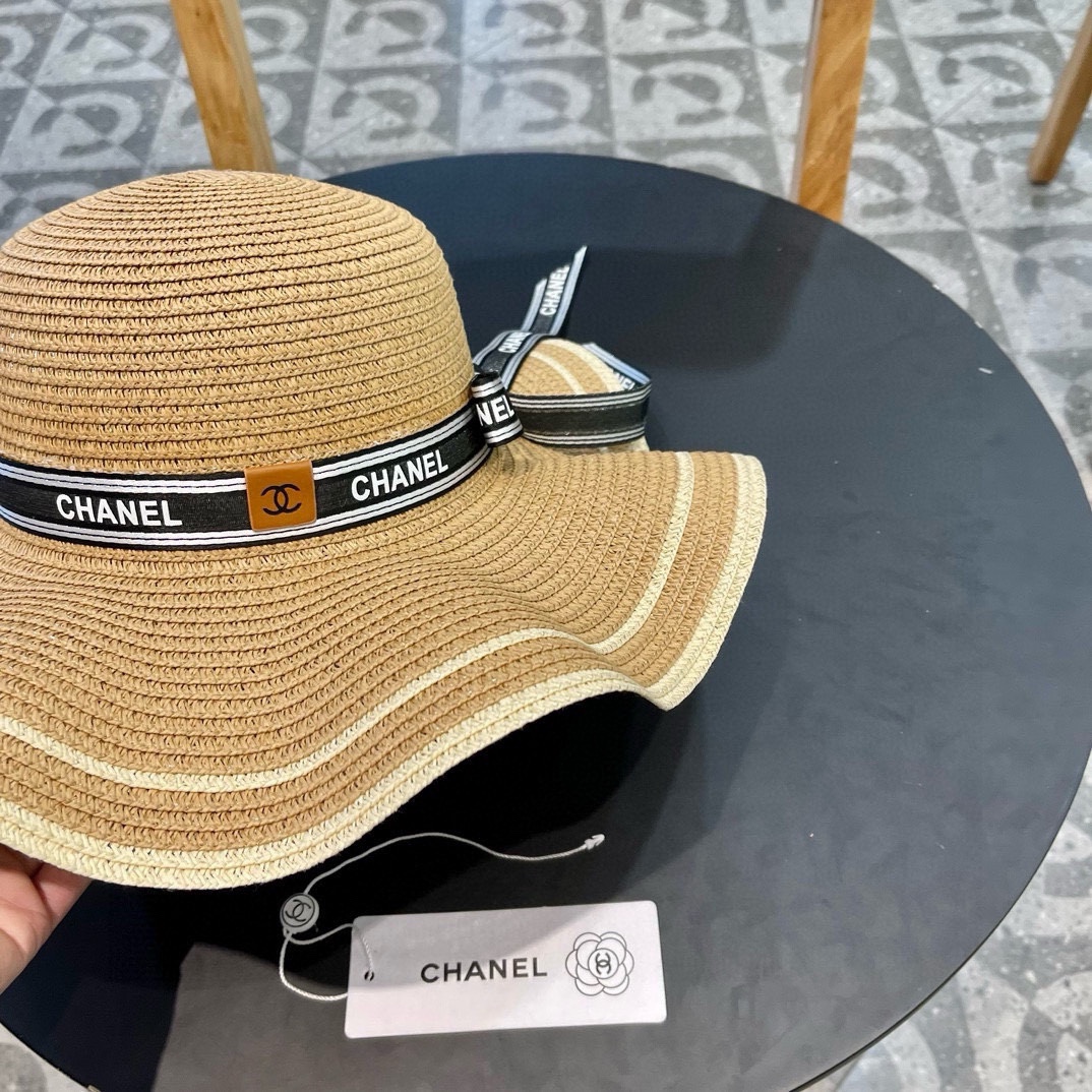  Chanel 香奈儿 官方新款草帽，一顶超级有品位的草帽了~出街首选！帽型超美腻颜色妥妥，轻便携带！小
