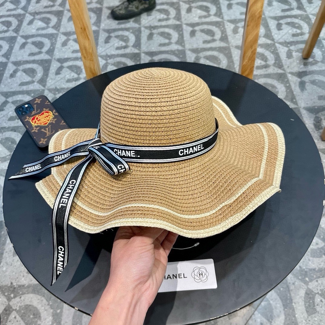  Chanel 香奈儿 官方新款草帽，一顶超级有品位的草帽了~出街首选！帽型超美腻颜色妥妥，轻便携带！小
