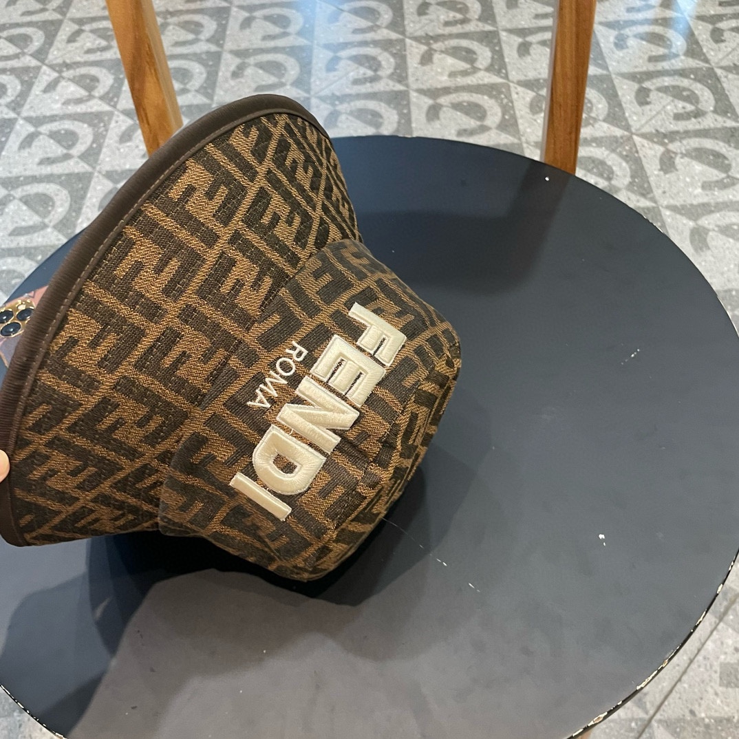  FENDI 芬迪 老花字母渔夫帽，FD的老花渔夫帽真的很洋气，超火爆的2024早春渔夫帽，看到收的爆款