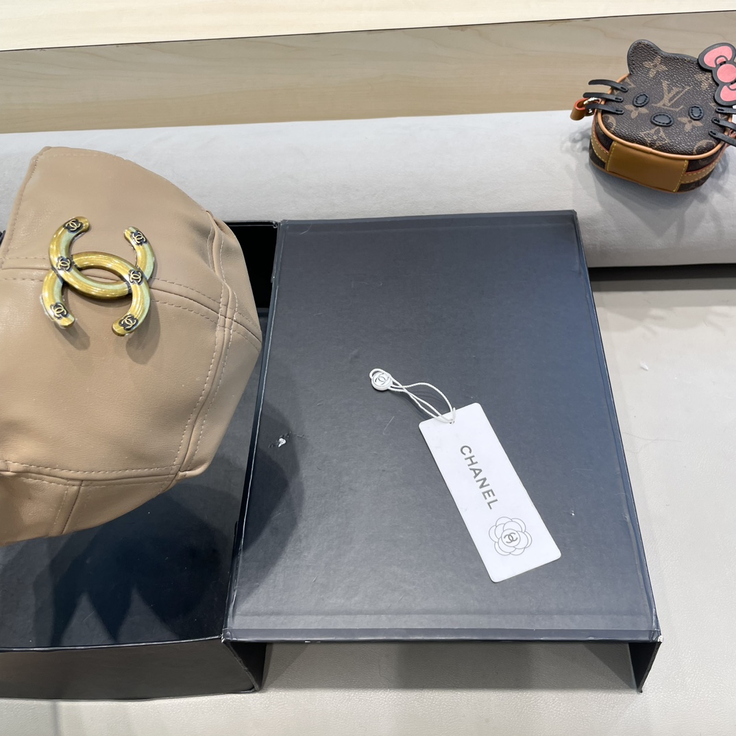  Chanel香奈儿复古PU皮质反戴前进帽女秋冬百搭辣妹个性情侣显脸小贝雷帽子