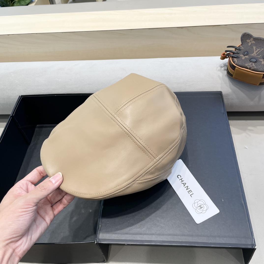  Chanel香奈儿复古PU皮质反戴前进帽女秋冬百搭辣妹个性情侣显脸小贝雷帽子