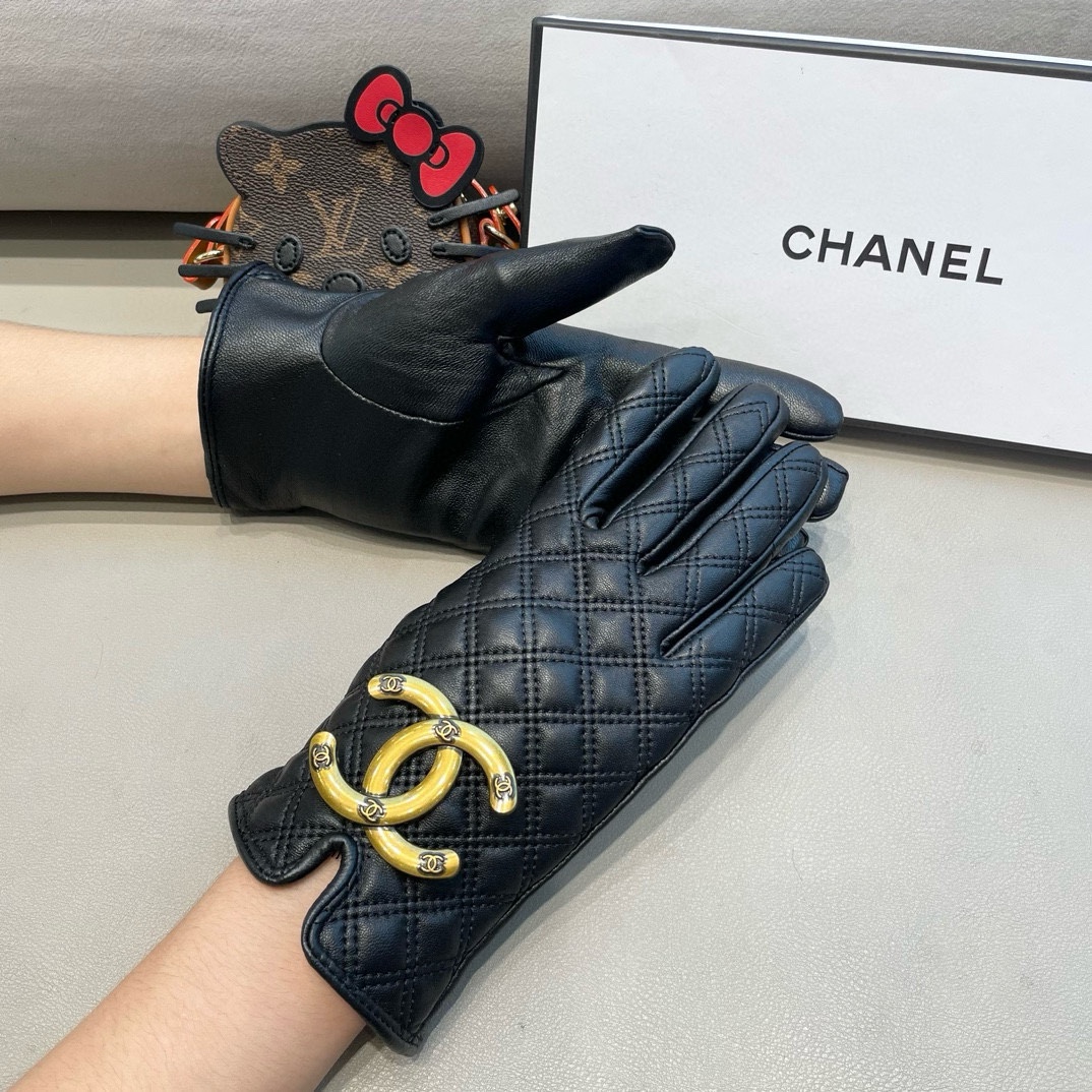 Chanel香奈儿经典女士手套进口一级羊皮菱格制作简单大方任何年龄都合适加绒里布带手机触屏带上随意玩手机