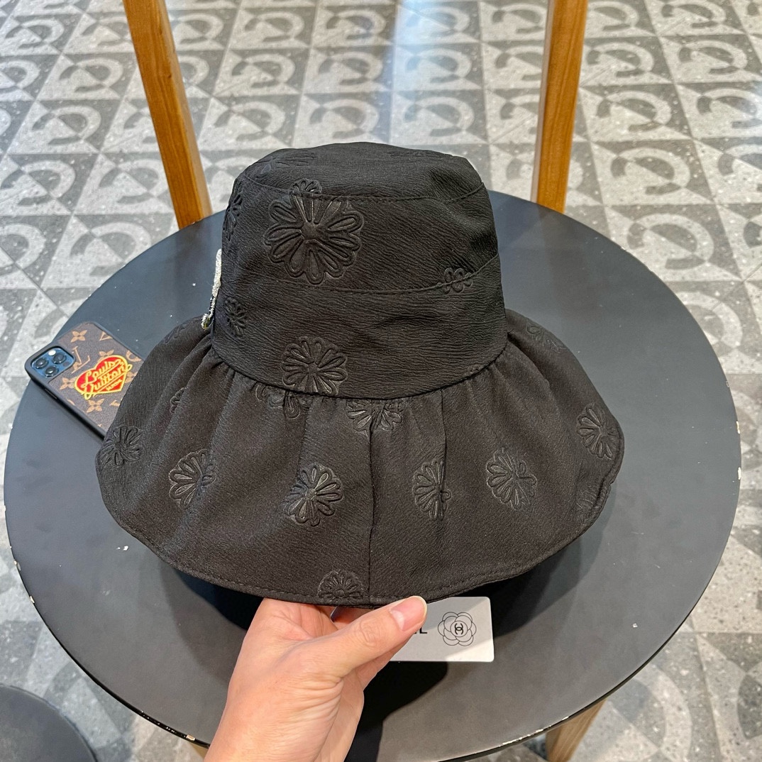  【Chanel香奈儿】新款大沿折叠款遮阳渔夫帽～简约大气
🔅小香风遮阳效果一绝、随意折叠都不会变形