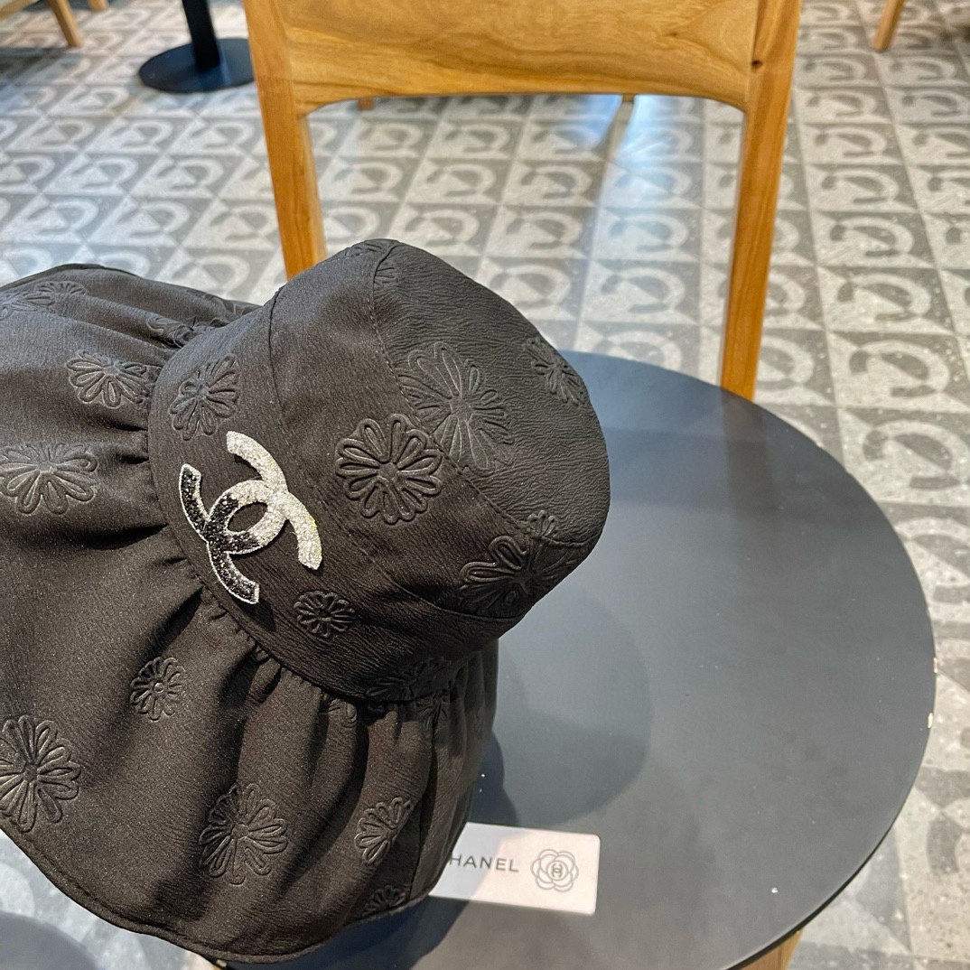  【Chanel香奈儿】新款大沿折叠款遮阳渔夫帽～简约大气
🔅小香风遮阳效果一绝、随意折叠都不会变形