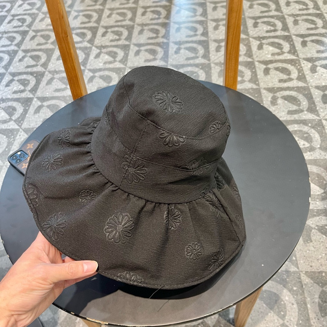  【Chanel香奈儿】新款大沿折叠款遮阳渔夫帽～简约大气
🔅小香风遮阳效果一绝、随意折叠都不会变形