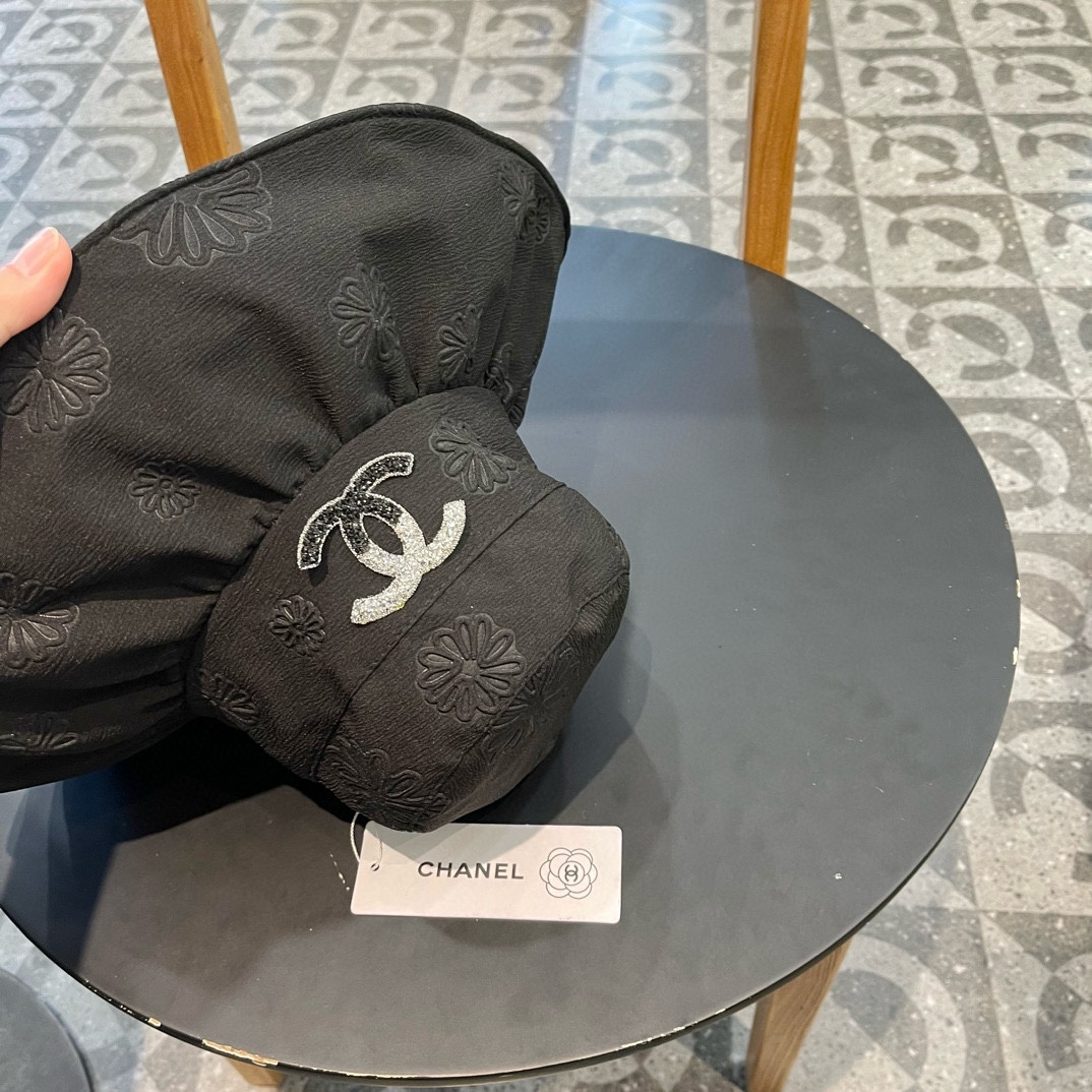  【Chanel香奈儿】新款大沿折叠款遮阳渔夫帽～简约大气
🔅小香风遮阳效果一绝、随意折叠都不会变形