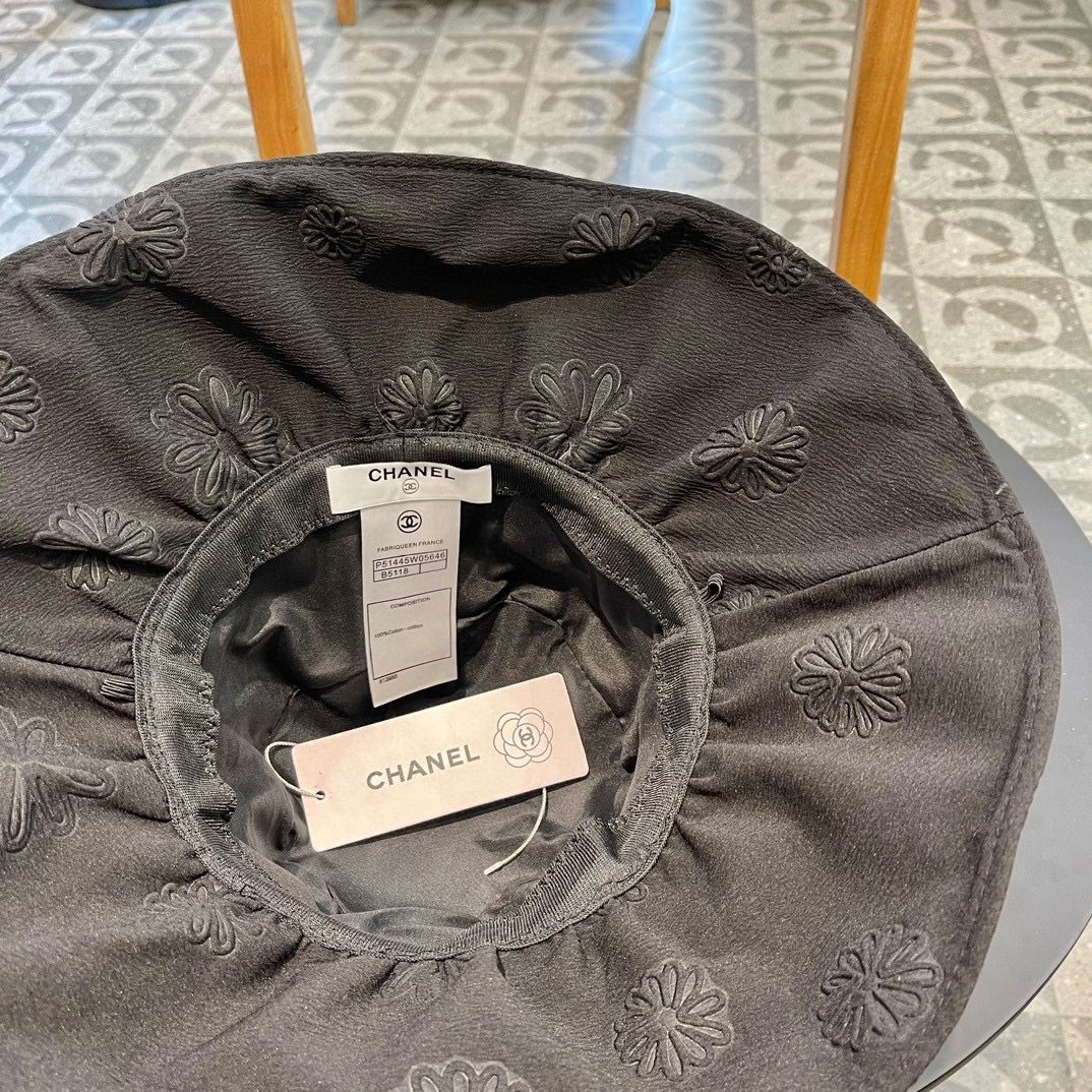  【Chanel香奈儿】新款大沿折叠款遮阳渔夫帽～简约大气
🔅小香风遮阳效果一绝、随意折叠都不会变形