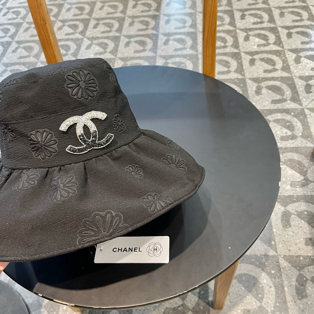  【Chanel香奈儿】新款大沿折叠款遮阳渔夫帽～简约大气
🔅小香风遮阳效果一绝、随意折叠都不会变形